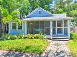 Old St Pete Bungalow - Downtown 1 Mi, Beach 8 Mi!