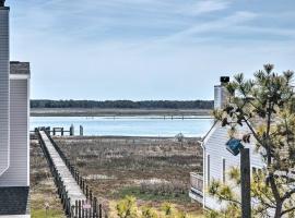 Chincoteague Townhome with Pony Views from Deck!, hotel en Chincoteague