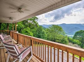 Blue Ridge Mountain Rental with Hot Tub and Gas Grill!, hotel with parking in Marshall