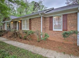 Spacious Family Home - 17 Miles to Winston-Salem!, hotel dengan parking di Lewisville