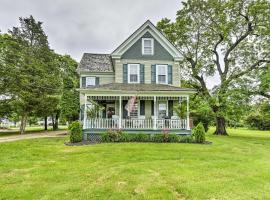 Pet-Friendly Williamstown Farmhouse by Main Street, hotel cerca de Rowan University, Williamstown