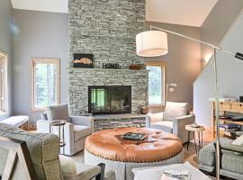 Berkshires Home on 11 Acres with Pond and 2 Fire Pits!，Becket的有停車位的飯店