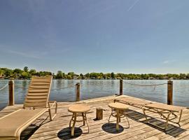 Tipton에 위치한 호텔 Island Cottage on Evans Lake - Bring Your Boat!
