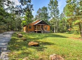 Peaceful Cabin Near Little River Canyon!, semesterboende i Fort Payne