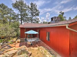 Quiet Prescott Forest Retreat Cottage with Patio!, hytte i Prescott