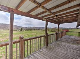 Rogersville Barn Apartment on 27 Acres with Pond!、Rogersvilleのホテル