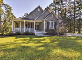 Oriental에 위치한 호텔 Oriental House on 1 Acre with Wraparound Porch!