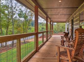 Summerville Getaway with Deck and On-Site Creek!, hotell i Summerville