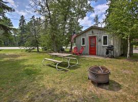 Charming Suttons Bay Cottage with Shared Waterfront!, hotel di Suttons Bay