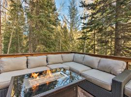 Idaho Springs Cabin with Hot Tub on Half Acre!, hotel in Idaho Springs