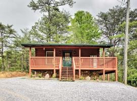Log Cabin Studio in Sevierville with Deck and Hot Tub!, apartmen di Sevierville