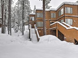 Lake Tahoe Mountain Condo Less Than 2 Mi to Nevada Beach!, hotelli kohteessa Zephyr Cove