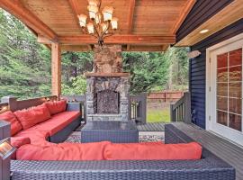 Beautiful Wine Country Home with Hot Tub and Lake View, hotel v destinácii Woodinville
