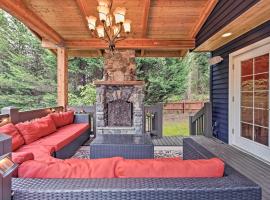 Beautiful Wine Country Home with Hot Tub and Lake View, hotell sihtkohas Woodinville