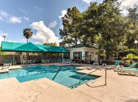 Chic St Simons Townhome with Patio and Pool Access!, hotel with parking in Island Retreat