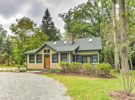 Sugar Berry-Remodeled Laughlintown Craftsman Home!، فندق مع موقف سيارات في Laughlintown