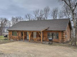 Cabin Near River - Treehouse Masters Stayed Here!, ваканционно жилище в Ferryville