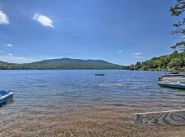 Rustic Lakefront Retreat with Shared Dock and Beach!, hotel con parcheggio a Rumney