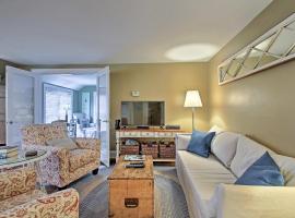 Lovely Kennebunk Guesthouse - 2 Mi to Dock Square!, family hotel in Kennebunk