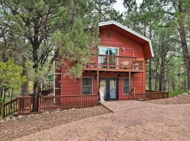 Ruidoso Downs Cabin with Deck Less Than 3 Mi to Race Track!, cottage a Ruidoso