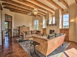 Stunning Santa Fe SW-Style Getaway with Indoor Pool!, cabaña o casa de campo en Santa Fe