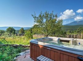 Peaceful New Mexico Retreat with Panoramic Mtn Views, casa de temporada em Cleveland