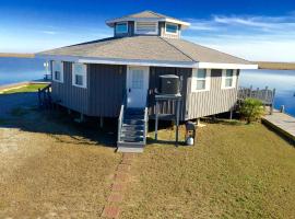 Little Blue Crab about Quaint Slidell Cottage with Dock – hotel w mieście Slidell