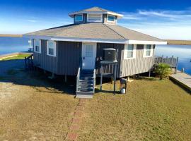 Little Blue Crab about Quaint Slidell Cottage with Dock, cabaña o casa de campo en Slidell