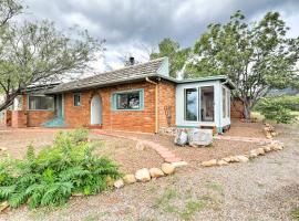 Apache Point Ranch House with Carr Canyon Views!, feriebolig i Nicksville