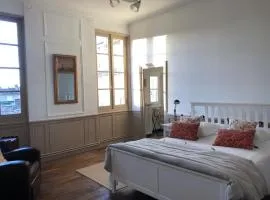 Beautifully renovated rooms on Place New York