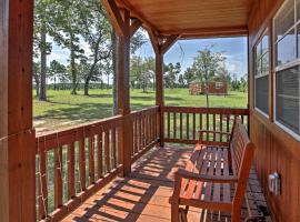 Plantersville Cabin on 50 Acres with Pond and Fire Pit, hotell i Magnolia