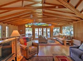 Hillside Home with Deck and Views of Tomales Bay!, hotel sa parkingom u gradu Invernes