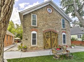 Charming Historic Condo - Walk to Downtown and UW, hotel i Laramie