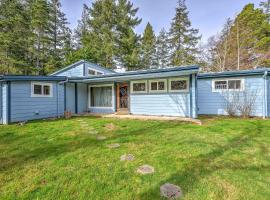 Rustic Bandon Log Cabin on 5 Acres of Woodlands!, feriehus i Bandon