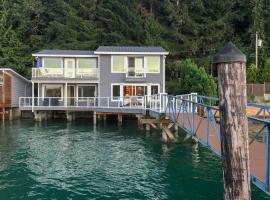Waterfront Home on Gold Coast of Hood Canal!, hotell i Union