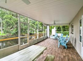 Updated Rustic Yankeetown Home with Lanai and Dock, hotel in Yankeetown