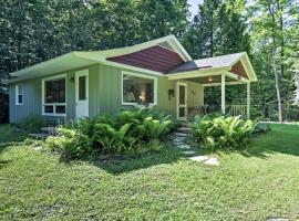 Cherry Cottage - Walk to Peninsula State Park!, hotel in Ephraim