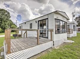 Airy Silver Springs Resort Cabin - Steps to Lake!, hotell sihtkohas Silver Springs