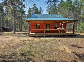 Private South Boardman Cabin on 10 Forest Acres!，Fife Lake的度假住所
