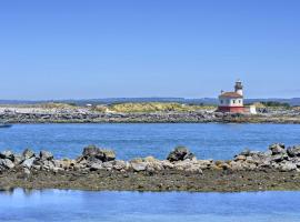 Bandon Home with Patio, Steps to South Jetty Park、バンドンのヴィラ