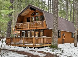 Mountain Chalet with Hot Tub by Cle Elum Lake!, vila v mestu Cle Elum