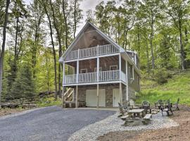 Cozy Old Forge Home with 2 Porches, Fire Pit, Hot Tub: Old Forge şehrinde bir villa