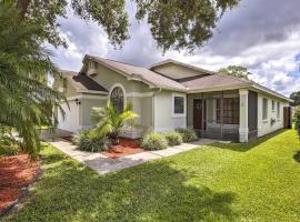 Lakefront Brandon Home with Patio and Screened Lanai!, hotell Brandonis