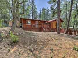 Cozy Lakeside Escape with Deck 4 Mi to Rainbow Lake, hotel in Pinetop-Lakeside