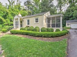 Le Canard Cottage with Porch 10 Mi to Asheville!, hytte i Arden