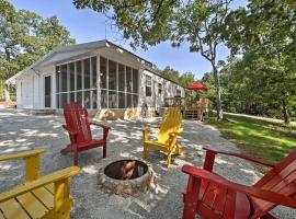 Bull Shoals Lake Home with Porch - Steps to Water!, villa Diamond City városában