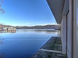 Paradise Cove Cabin with Boathouse and Dock, βίλα σε Guntersville