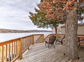 Cozy Camdenton Cottage with Deck and Boat Dock Access! – dom przy plaży 