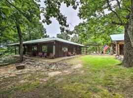 Pine Lodge Cabin on 450 Acres in Ozark Mountains, vacation home in Ponca