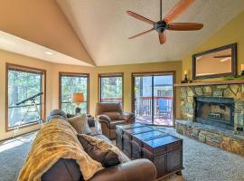 Wooded Retreat with Deck 4 Mi to Downtown Flagstaff, hotel con spa en Flagstaff